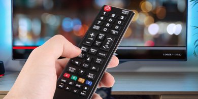 Artykuł: Tradycyjna telewizja wciąż ma się dobrze. Codziennie ogląda ją niemal 6 na 10 Polaków