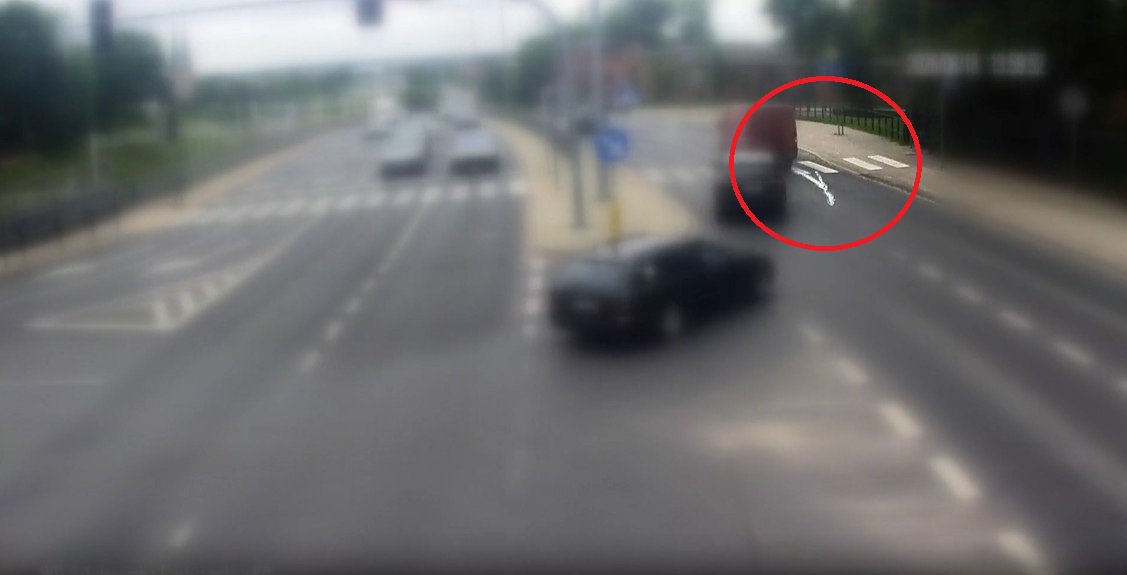 Rozlał farbę na ruchliwej ulicy w Olsztynie i odjechał. Monitoring pomógł ustalić sprawcę