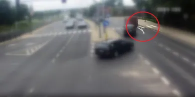 Rozlał farbę na ruchliwej ulicy w Olsztynie i odjechał. Monitoring pomógł ustalić sprawcę