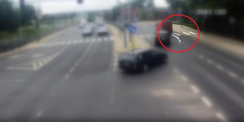 Rozlał farbę na ruchliwej ulicy w Olsztynie i odjechał. Monitoring pomógł ustalić sprawcę