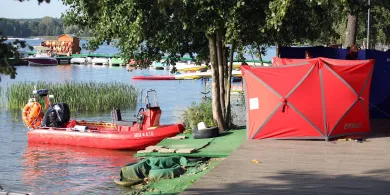 77-latek zniknął pod wodą. Kilkugodzinna akcja na Jeziorze Regielskim zakończyła się tragedią