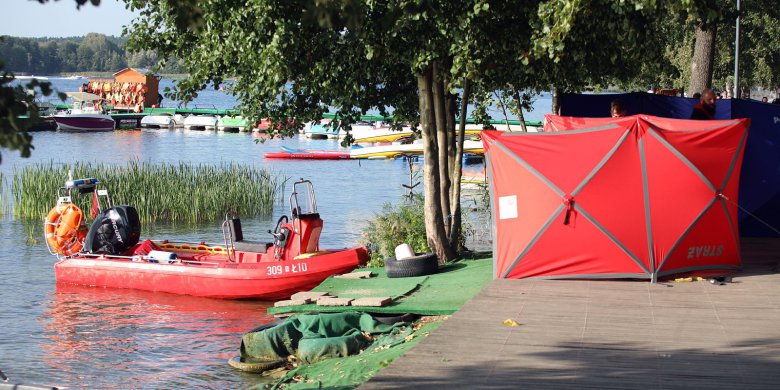 Artykuł: 77-latek zniknął pod wodą. Kilkugodzinna akcja na Jeziorze Regielskim zakończyła się tragedią