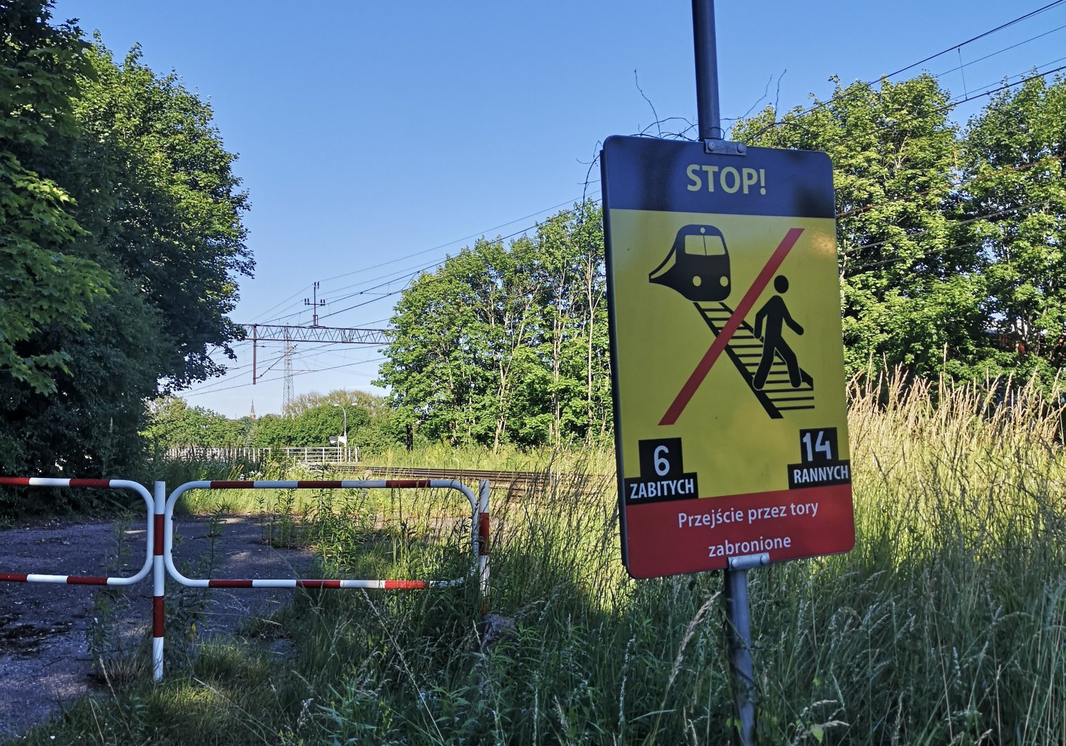 Olsztyn. Pociąg z impetem wjeżdżający w autobus - taki mural ma upamiętnić ofiary wypadku sprzed 40 lat