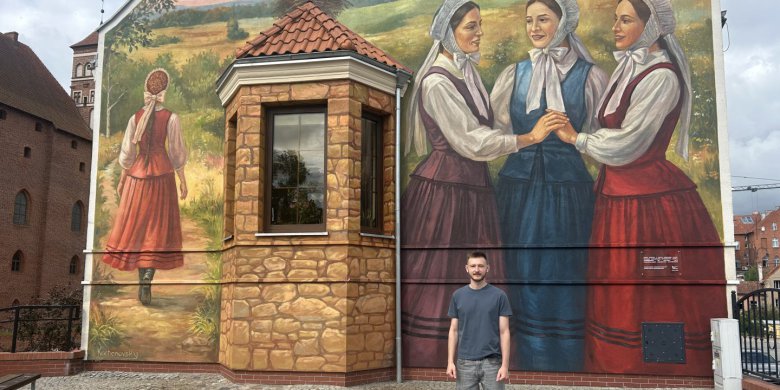 Kobiety w czepcach, bocianie gniazdo i warmiński krajobraz. Wyjątkowy mural odsłonięto w Lidzbarku Warmińskim