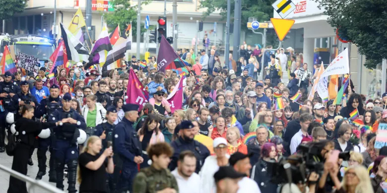 Głównymi ulicami miasta po raz 6. przeszedł Olsztyński Marsz Równości [ZDJĘCIA, WIDEO]