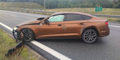 Artykuł: S51. 21-latek w Audi uderzył w bariery energochłonne