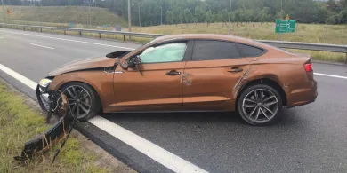S51. 21-latek w Audi uderzył w bariery energochłonne