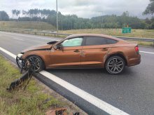 S51. 21-latek w Audi uderzył w bariery energochłonne