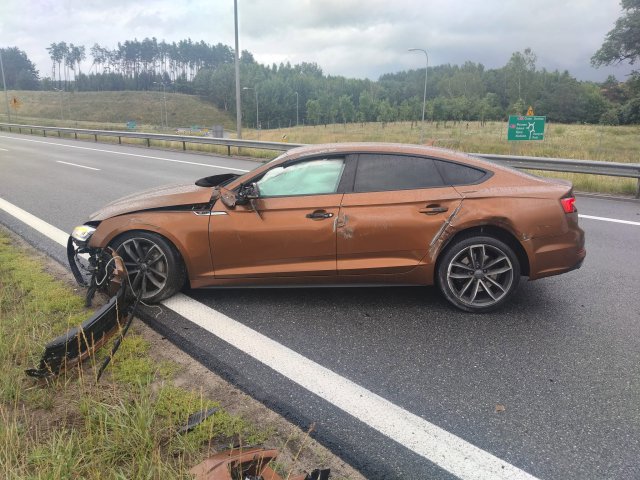 S51. 21-latek w Audi uderzył w bariery energochłonne