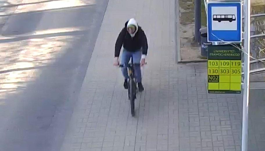 Odjechał cudzym rowerem z kampusu UWM. Kim jest ten mężczyzna? [WIDEO]