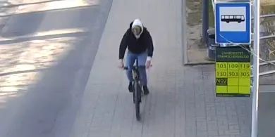 Odjechał cudzym rowerem z kampusu UWM. Kim jest ten mężczyzna? [WIDEO]