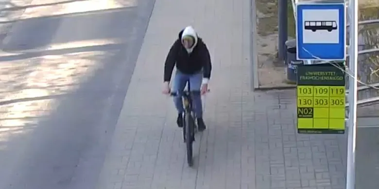 Odjechał cudzym rowerem z kampusu UWM. Kim jest ten mężczyzna? [WIDEO]