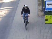 Odjechał cudzym rowerem z kampusu UWM. Kim jest ten mężczyzna? [WIDEO]