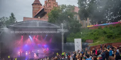 Łąki Łan porwał olsztyńską publiczność. Deszcz nie przeszkodził im w zabawie [ZDJĘCIA, WIDEO]