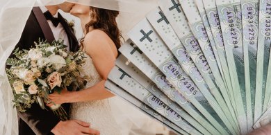 Artykuł: Ponad 74 proc. Polaków uważa, że świadkowie i najbliższa rodzina powinni wręczać młodej parze tylko gotówkę