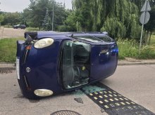 Os. Likusy. Pijana babcia wiozła 9-letnią wnuczkę. Auto wylądowało na boku