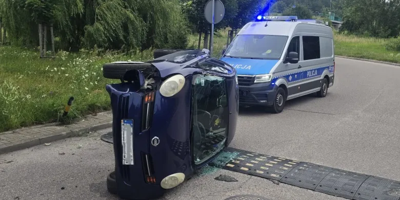 Os. Likusy. Pijana babcia wiozła 9-letnią wnuczkę. Auto wylądowało na boku
