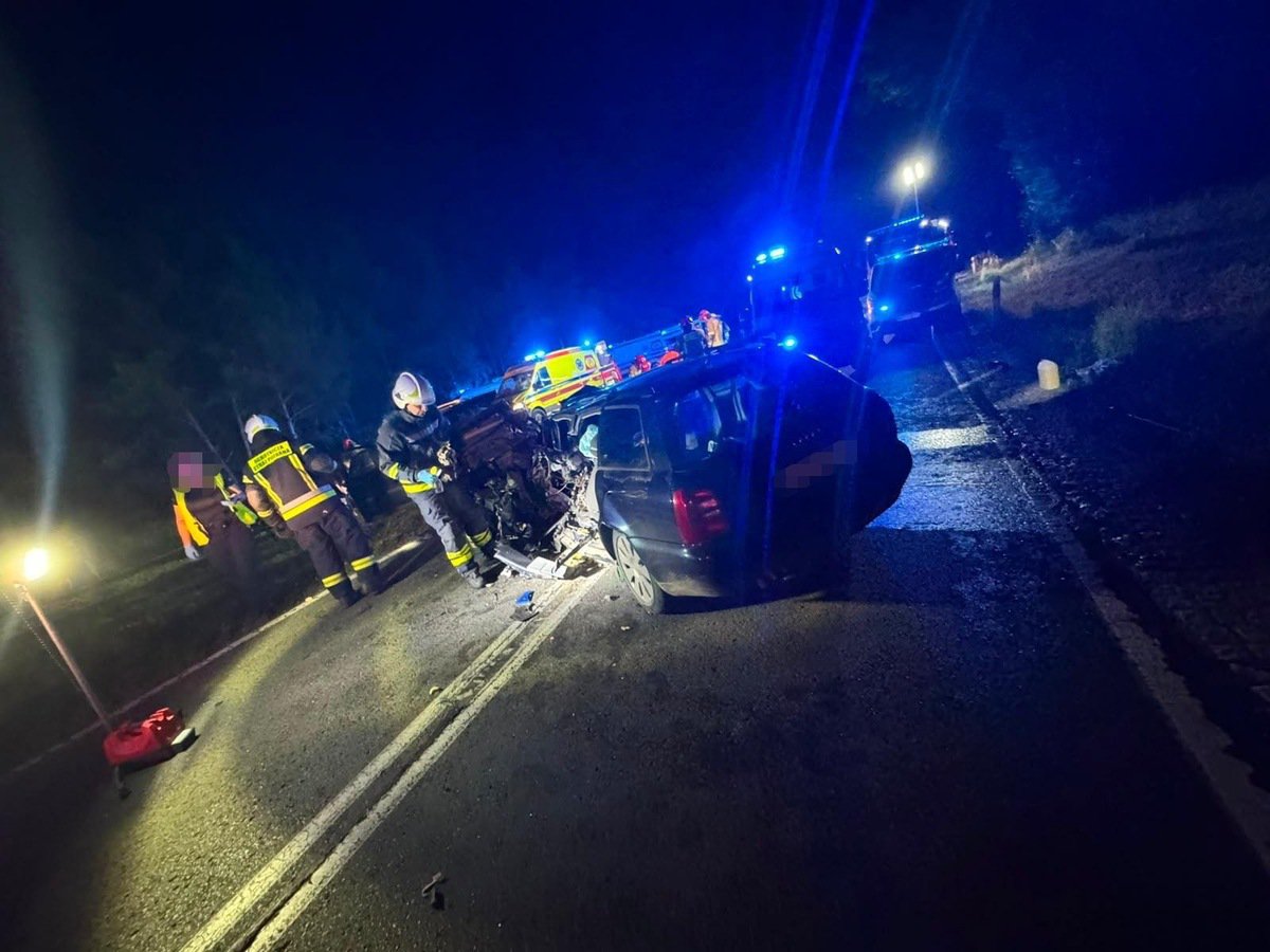 Tragedia pod Szczytnem. 17-letni kierowca Audi zginął w czołowym zderzeniu. Sześć osób zostało rannych
