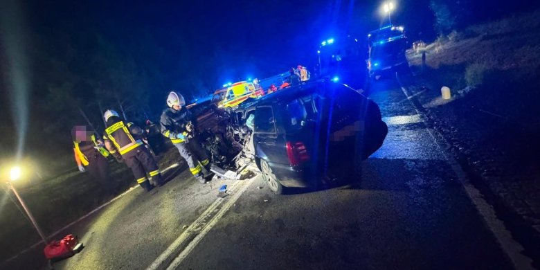 Artykuł: Tragedia pod Szczytnem. 17-letni kierowca Audi zginął w czołowym zderzeniu. Sześć osób zostało rannych