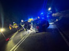 Tragedia pod Szczytnem. 17-letni kierowca Audi zginął w czołowym zderzeniu. Sześć osób zostało rannych