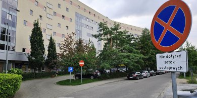 Artykuł: Parkingowy horror przy ul. Armii Krajowej w Olsztynie. Mieszkańcy: Wojskowi zostawiają tu auta i łamią przepisy