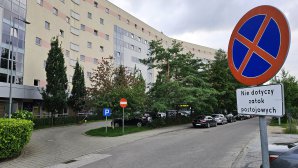 Zaniepokojeni mieszkańcy okolic ulicy Armii Krajowej w Olsztynie od wielu lat zmagają się z problemem chaosu parkingowego związanego z funkcjonowaniem pobliskiej jednostki wojskowej przy ul. Saperskiej w Olsztynie
