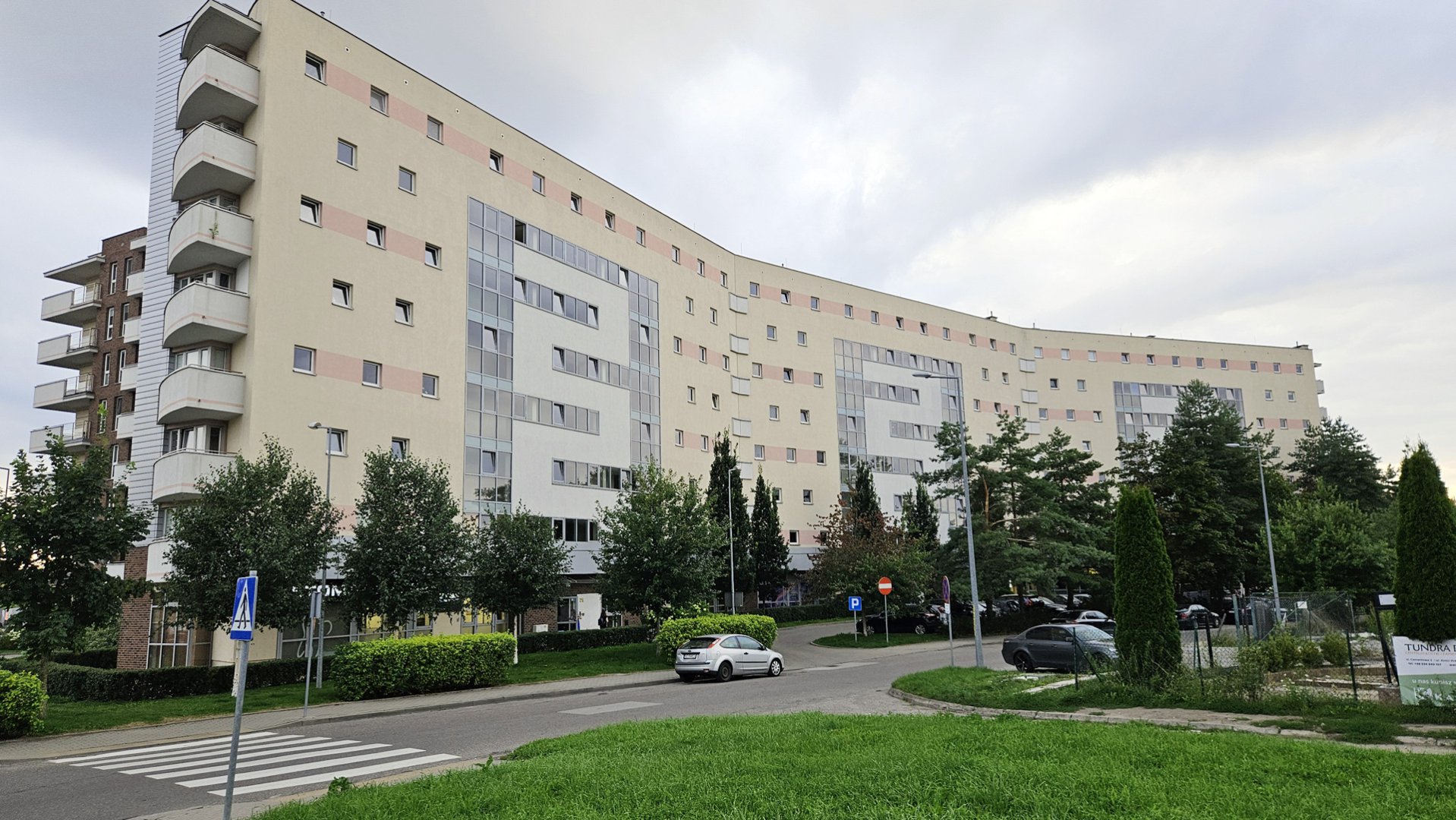 Parkingowy horror przy ul. Armii Krajowej w Olsztynie. Mieszkańcy: Wojskowi zostawiają tu auta i łamią przepisy