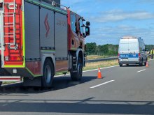 Niebezpieczne zdarzenie pod Ostródą. 72-latek uderzył Fordem w bariery