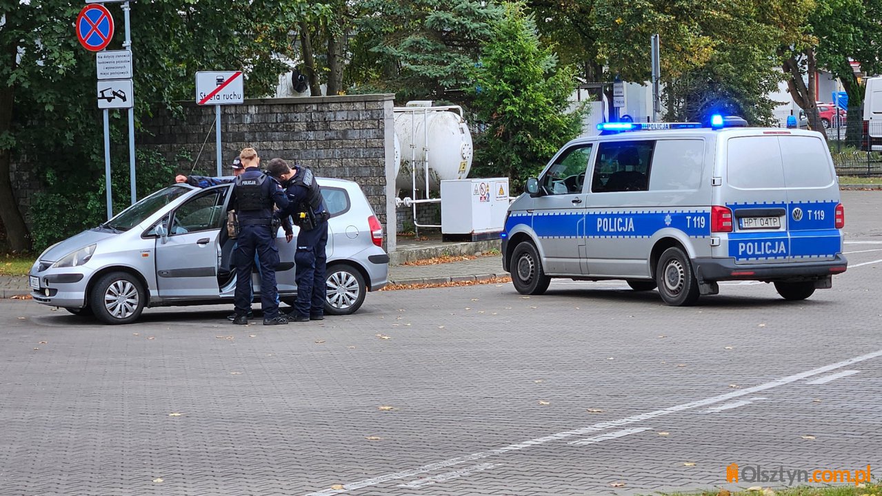 Os. Podleśna. Nie zapiął pasów i wpadł. 27-latek złamał sądowy zakaz