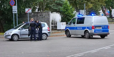 Os. Podleśna. Nie zapiął pasów i wpadł. 27-latek złamał sądowy zakaz