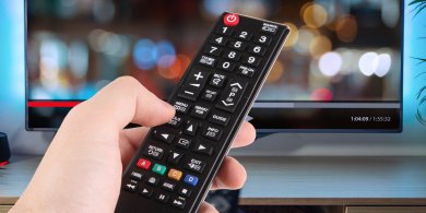 Artykuł: Polacy unikają reklam w telewizji. Ponad 83 proc. sięga w tym czasie po komórkę [BADANIE]