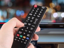 Polacy unikają reklam w telewizji. Ponad 83 proc. sięga w tym czasie po komórkę [BADANIE]