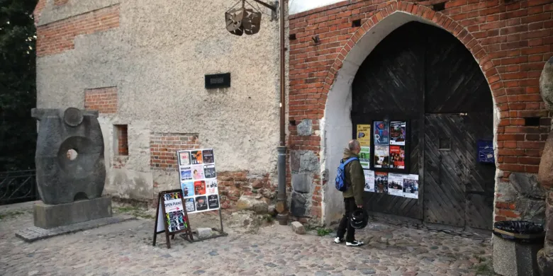 To miejsce znają pokolenia Olsztynian. Galeria Sowa znika z zamkowego wzgórza po ponad 30 latach