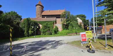 Artykuł: Miasto „porządkuje” okolice zamku. Parking przy ul. Okopowej został zamknięty