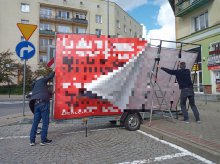 Spór o parking przy ul. Nowowiejskiego nabiera rozgłosu. Przedsiębiorca wyjechał na ulice z wymownym banerem
