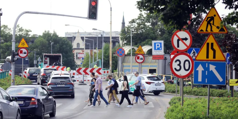 Ruszył remont kluczowej przeprawy na Zatorzu. Poranne korki oraz zmiany dla pieszych i autobusów  [ZDJĘCIA, WIDEO]