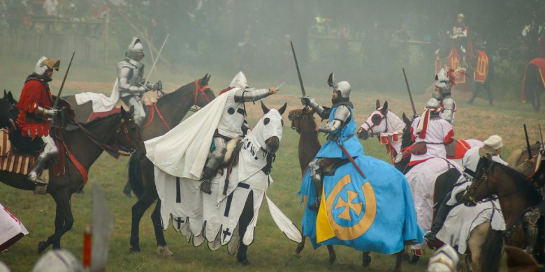 Artykuł: Grunwald w strugach deszczu. Ulewa nie powstrzymała tysięcy uczestników i widzów