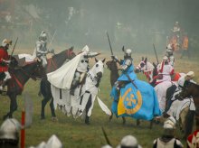 Grunwald w strugach deszczu. Ulewa nie powstrzymała tysięcy uczestników i widzów