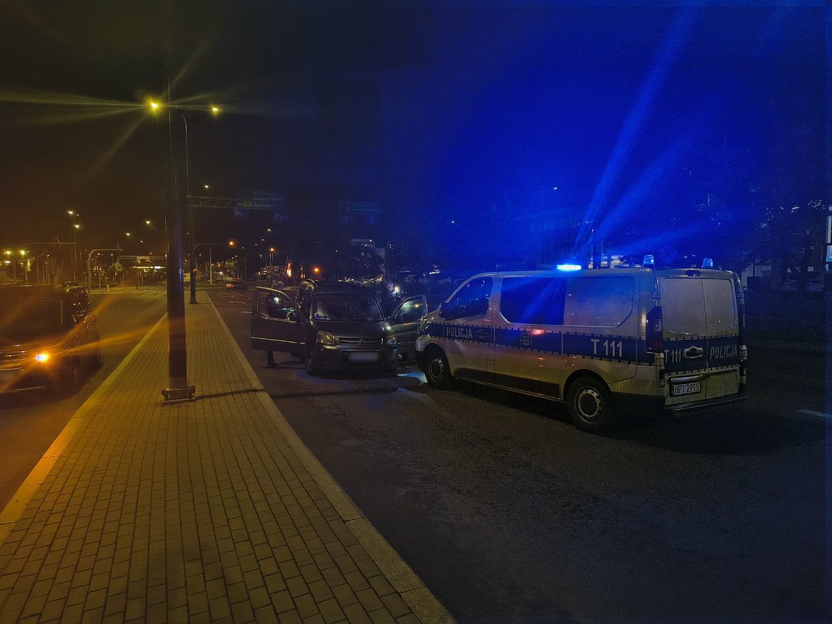 Olsztyn, ul. Towarowa. Pijany kierowca z dwoma dożywotnimi zakazami jazdy wjechał... przed radiowóz [WIDEO]