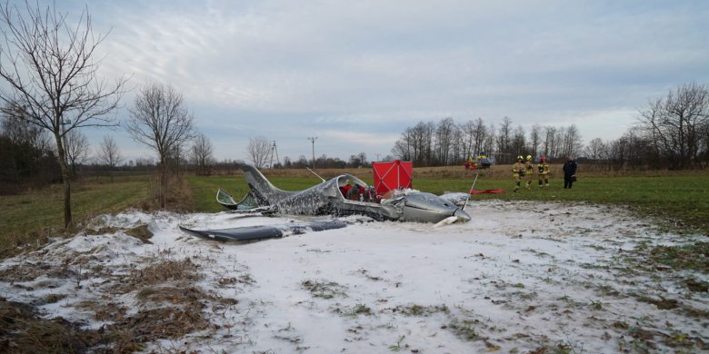 Artykuł: Nie awaria maszyny, a błąd w powietrzu. Jest raport komisji lotniczej po tragedii awionetki pod Olsztynem [WIDEO]