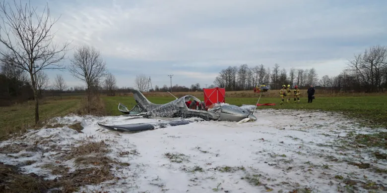 Nie awaria maszyny, a błąd w powietrzu. Jest raport komisji lotniczej po tragedii awionetki pod Olsztynem [WIDEO]