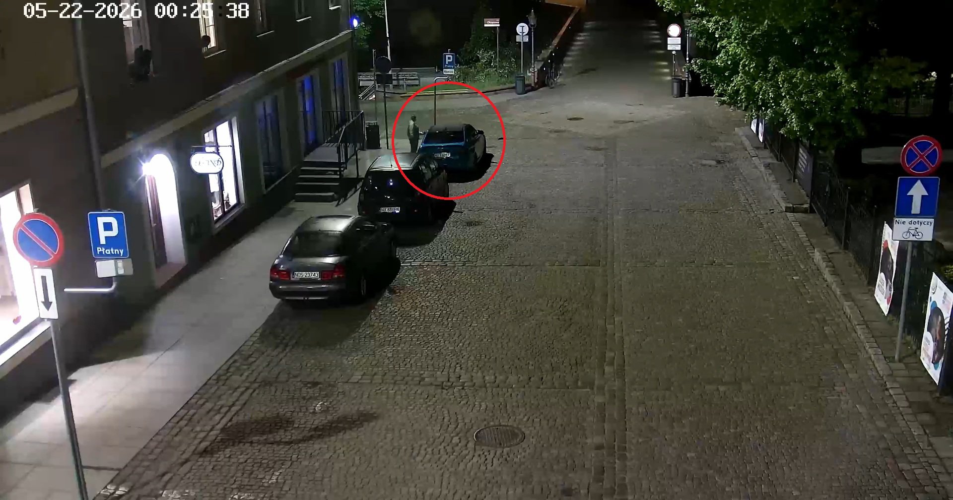 Olsztyn. Zniszczył BMW na Starym Mieście i zniknął za rogiem. Policja szuka mężczyzny z nagrania [WIDEO]
