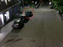 Olsztyn. Zniszczył BMW na Starym Mieście i zniknął za rogiem. Policja szuka mężczyzny z nagrania [WIDEO]