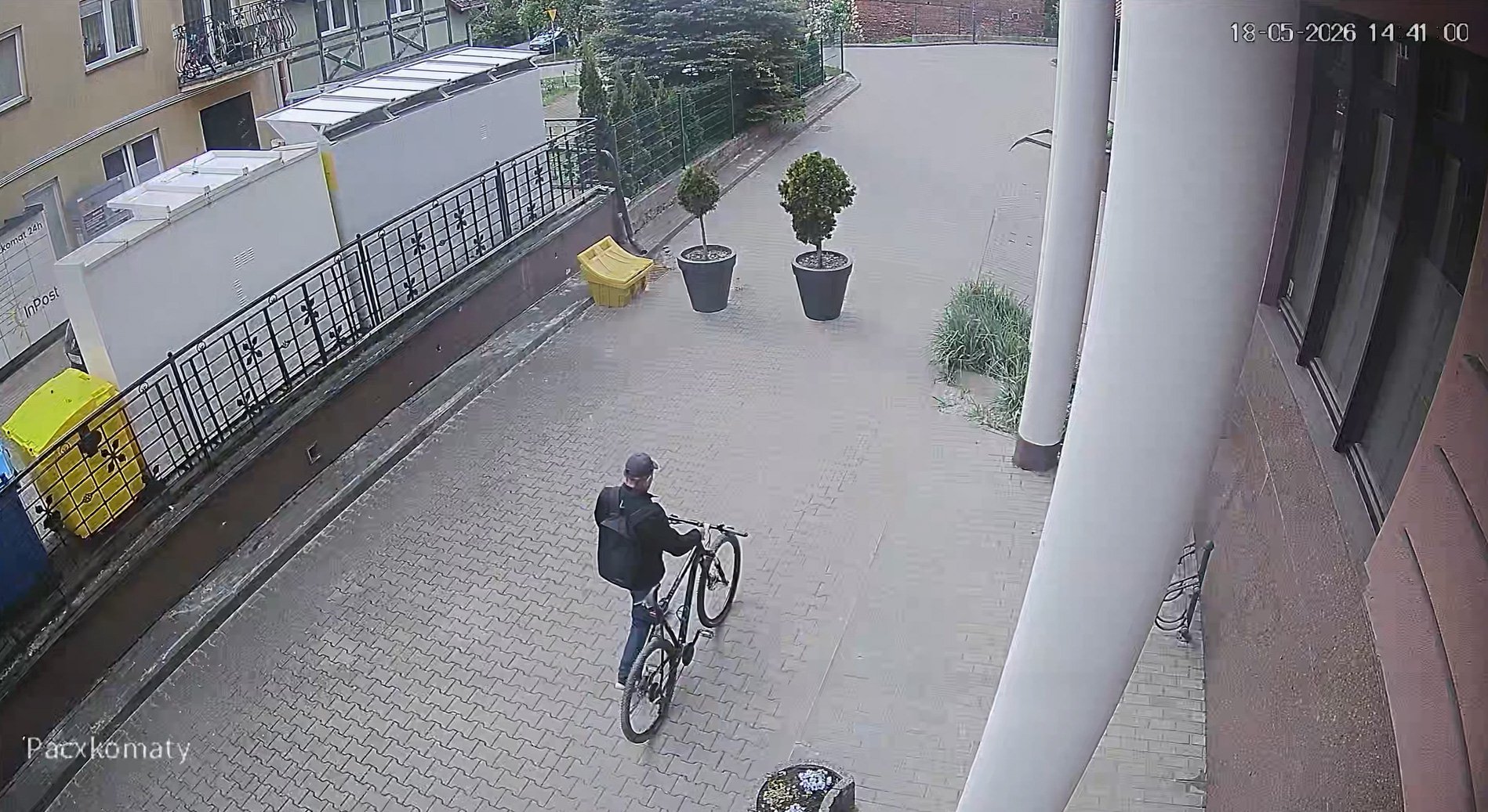 Najpierw przyczajka, potem kradzież rowerów. Rozpoznajesz tego mężczyznę w sile wieku? [WIDEO]