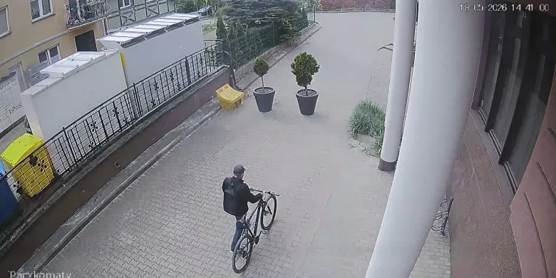 Najpierw przyczajka, potem kradzież rowerów. Rozpoznajesz tego mężczyznę w sile wieku? [WIDEO]