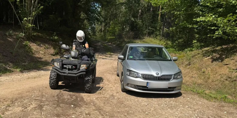Mąż zgubił żonę podczas grzybobrania. Pomogli policjanci na quadach