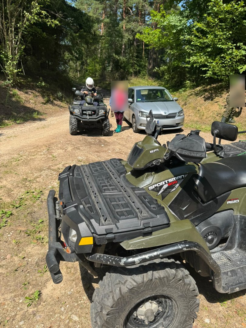 Mąż zgubił żonę podczas grzybobrania. Pomogli policjanci na quadach