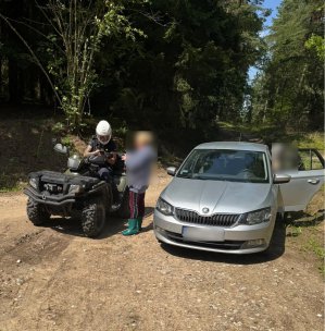Mąż zgubił żonę w lesie podczas grzybobrania. Pomogli policjanci na quadach