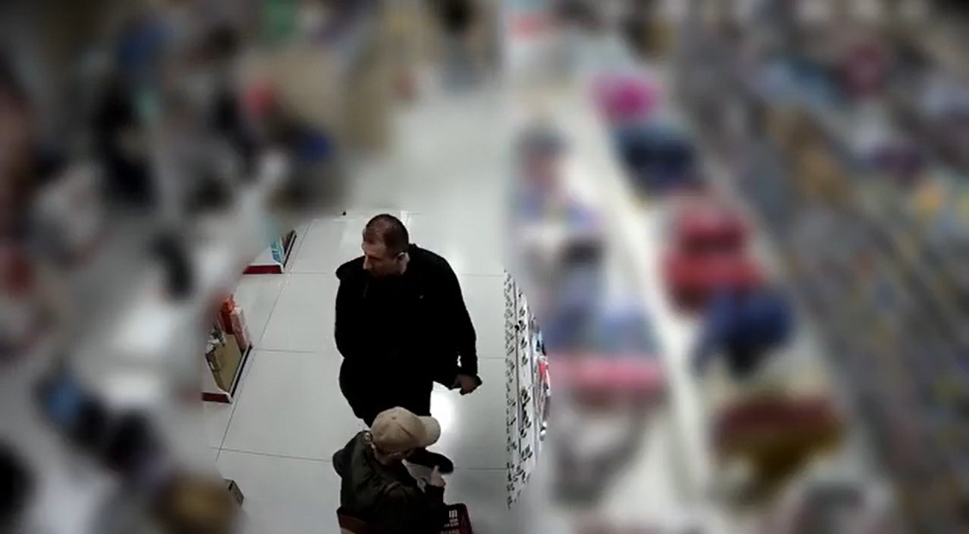 Chcieli „złapać” bohaterów gier, a wpadli w oko drogeryjnym kamerom. Olsztyńska policja szuka sprawców kradzieży [WIDEO]
