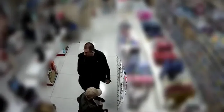 Chcieli „złapać” bohaterów gier, a wpadli w oko drogeryjnym kamerom. Olsztyńska policja szuka sprawców kradzieży [WIDEO]